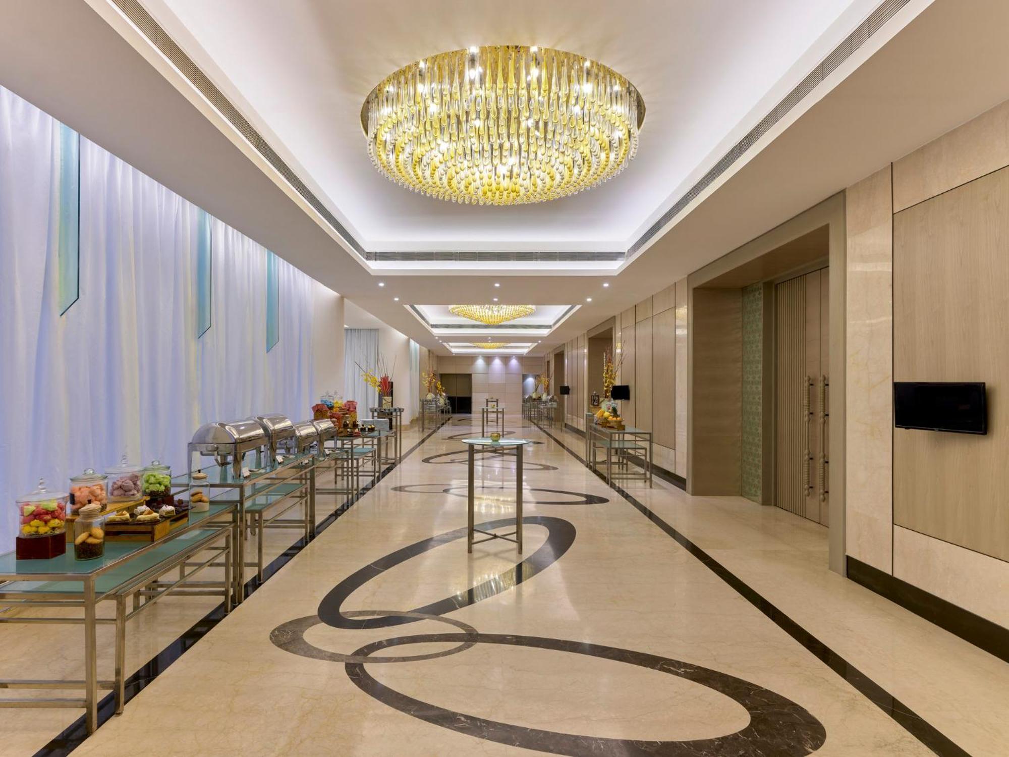 Crowne Plaza Ahmedabad City Centre By Ihg Buitenkant foto